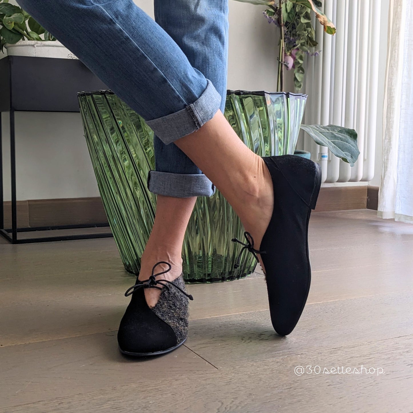 Gilda Ballerina bicolore in camoscio nero e tessuto con punta affusolata, laccio e scollo a v sul dorso del piede. Zeppa interna di 2 cm sul tallone a cui sommare il tacco esterno di 0,8 cm
