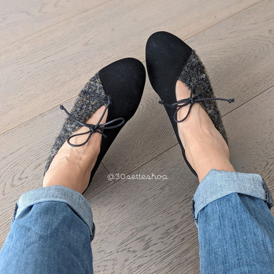 Gilda Ballerina bicolore in camoscio nero e tessuto con punta affusolata, laccio e scollo a v sul dorso del piede. Zeppa interna di 2 cm sul tallone a cui sommare il tacco esterno di 0,8 cm
