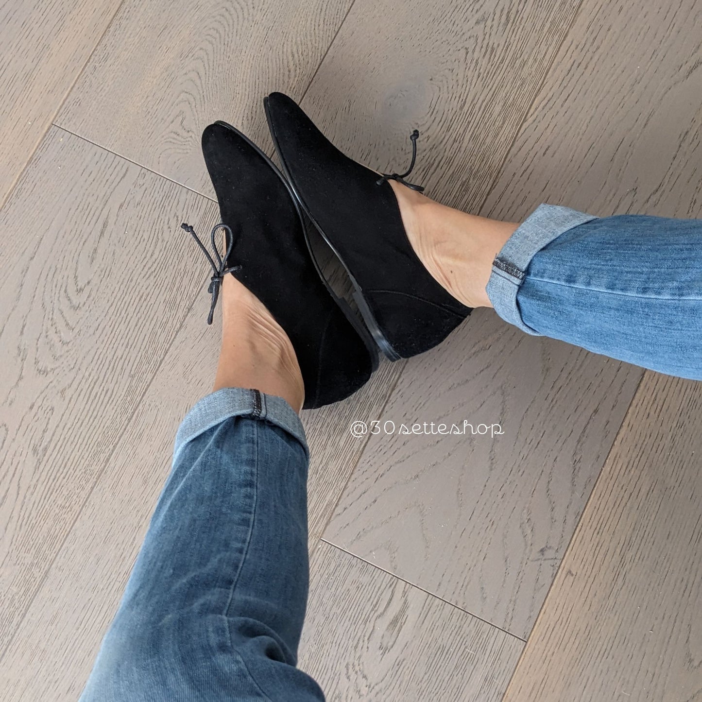 Gilda Ballerina bicolore in camoscio nero e tessuto con punta affusolata, laccio e scollo a v sul dorso del piede. Zeppa interna di 2 cm sul tallone a cui sommare il tacco esterno di 0,8 cm