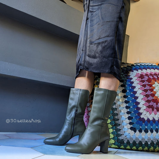 GIULIA Mezzo stivale con tacco largo di 70 mm in nappa verde bottiglia