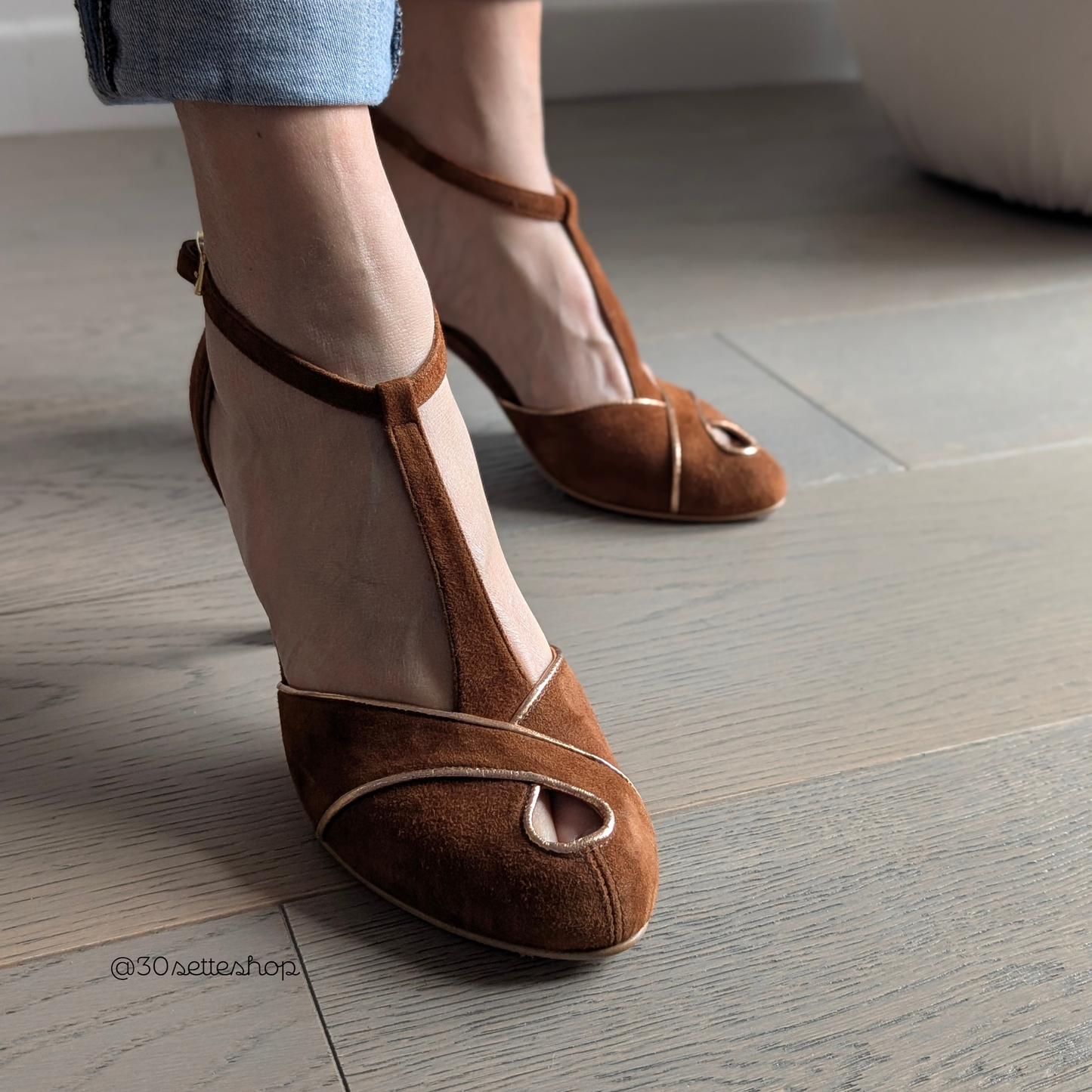 GRETA Décolleté t-bar tanghera con tacco sottile di 70 mm in camoscio bruciato e laminato cipria