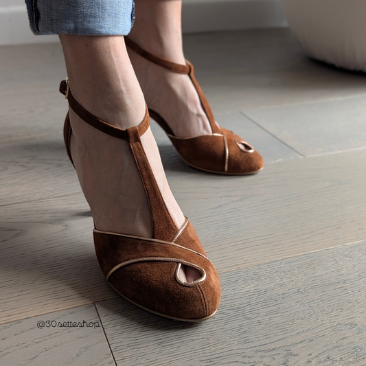 GRETA Décolleté t-bar tanghera con tacco sottile di 70 mm in camoscio bruciato e laminato cipria