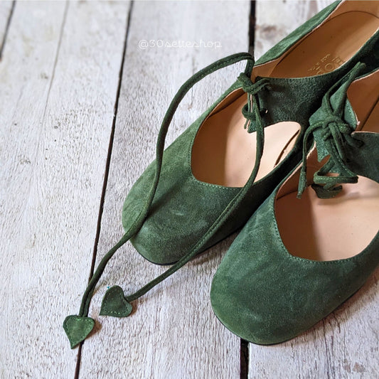 SCARPA SCOLLATA E ALLACCIATA IN MORBIDISSIMA NAPPA SCAMOSCIATA VERDE BOSCO CHIUSA CON SOTTILI LACCI CHE TERMINANO IN UN CUORE REALIZZATO A MANO.