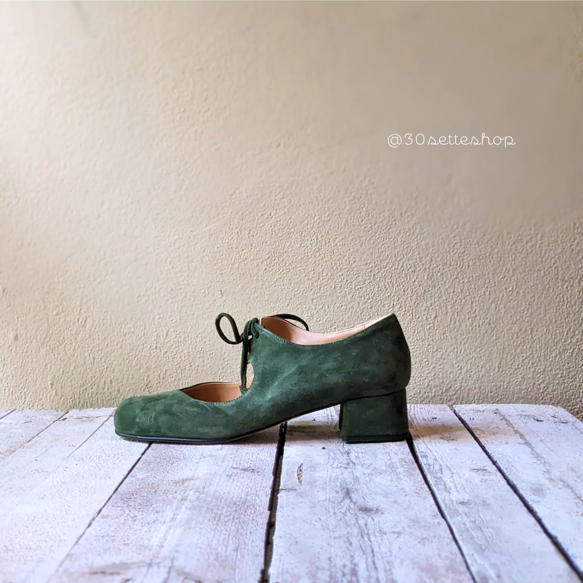 SCARPA SCOLLATA E ALLACCIATA IN MORBIDISSIMA NAPPA SCAMOSCIATA VERDE BOSCO CHIUSA CON SOTTILI LACCI CHE TERMINANO IN UN CUORE REALIZZATO A MANO.
