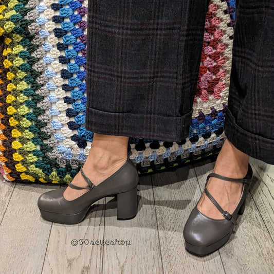 INGRID Décolleté con tacco largo e plateau e cinturino asimmetrico in nappa fango
