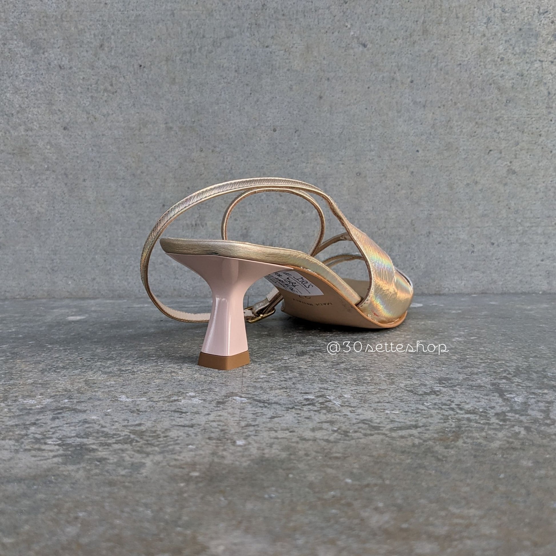 Iris sandalo in nappa colorazione aurora sand cangiante silhouette asimmetrica multi listini tacco scultura di 5 cm artigianale.