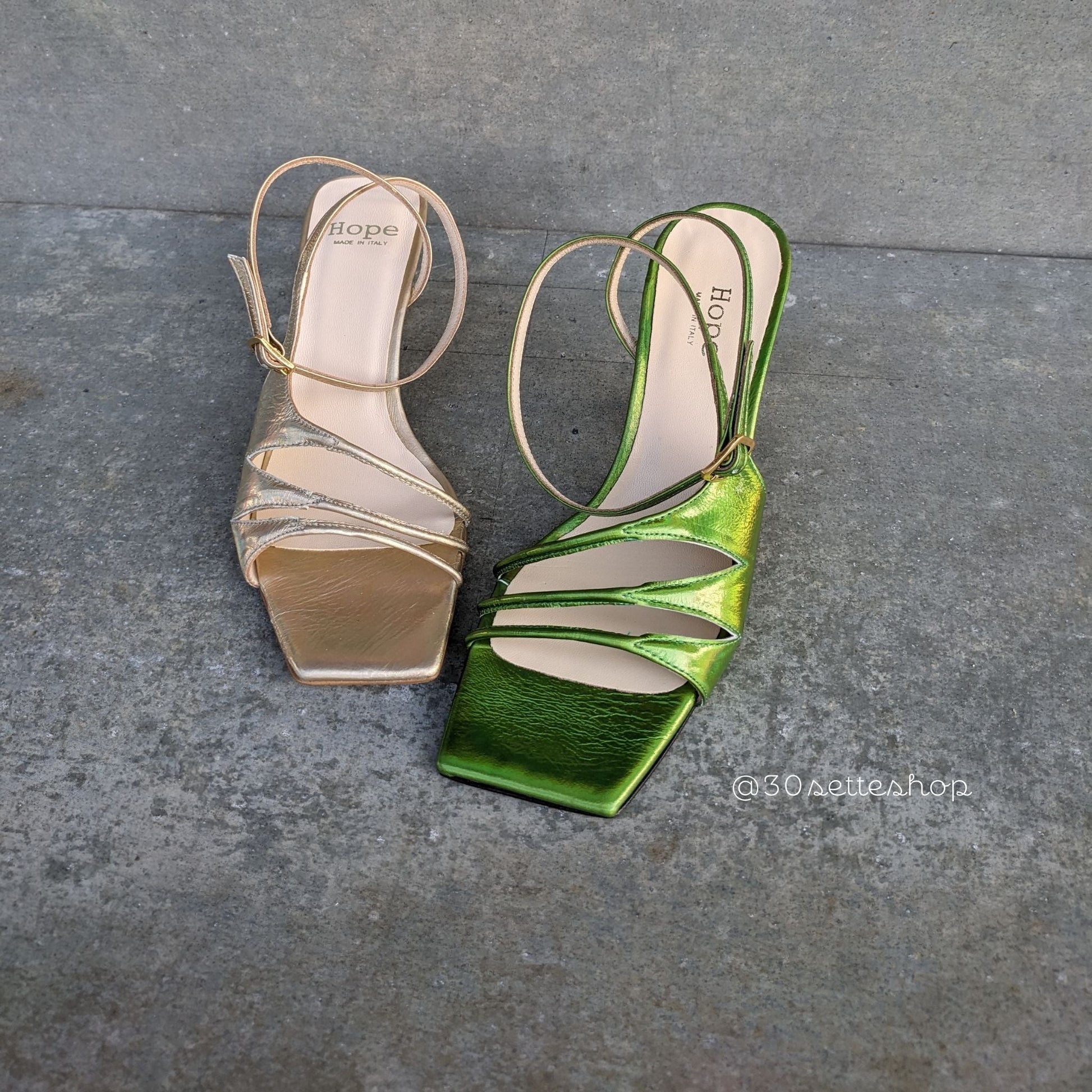 Iris sandalo in nappa colorazione aurora sand cangiante silhouette asimmetrica multi listini tacco scultura di 5 cm artigianale.