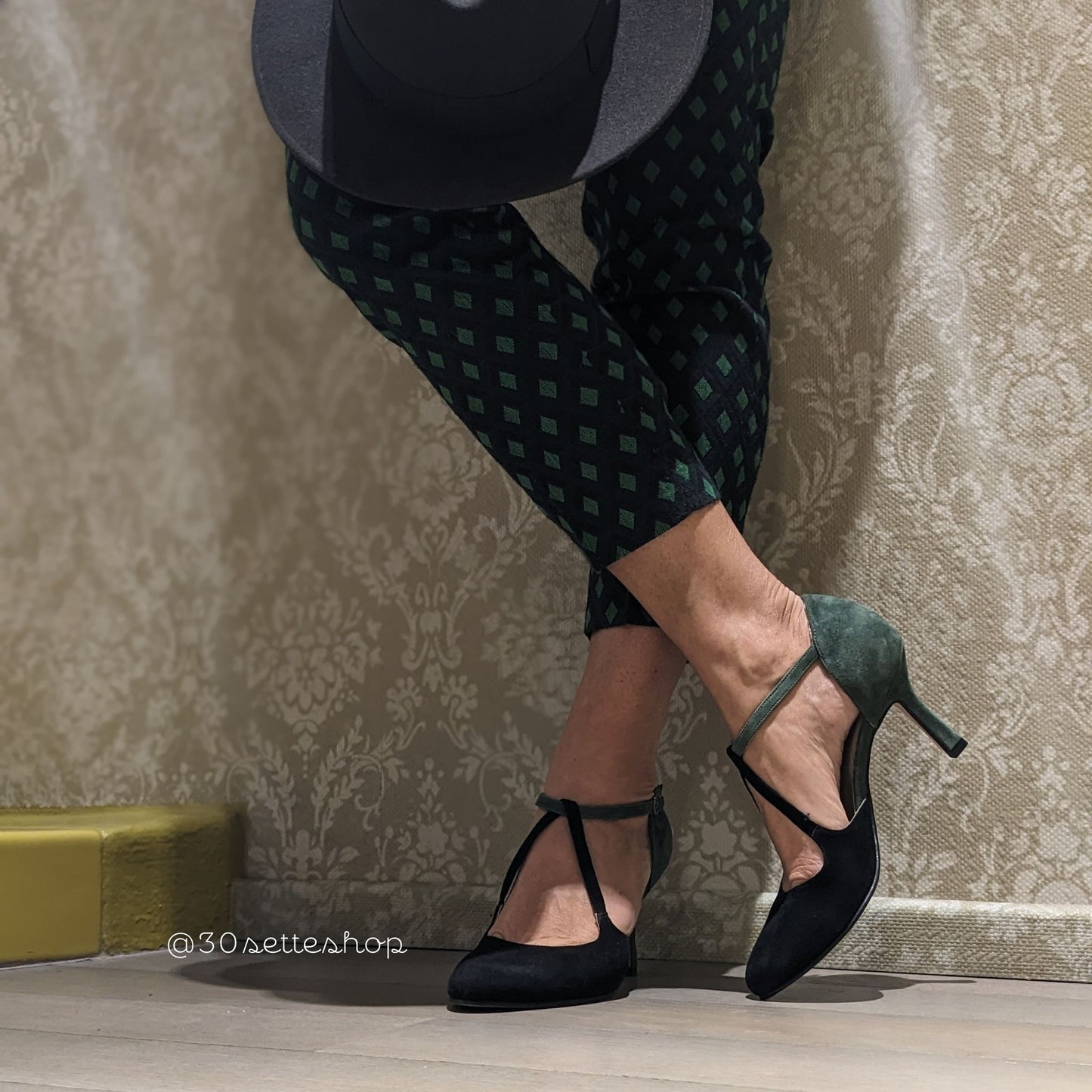 ISOBEL Décolleté t-bar con doppio cinturino annodato e tacco sottile di 70 mm in camoscio nero e verde bosco