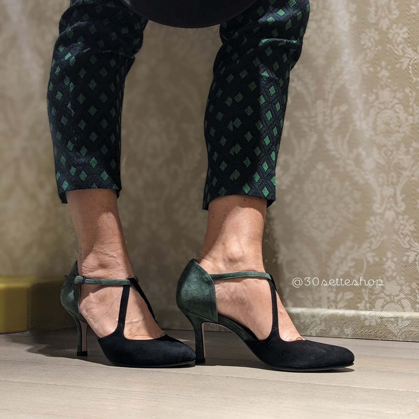 ISOBEL Décolleté t-bar con doppio cinturino annodato e tacco sottile di 70 mm in camoscio nero e verde bosco