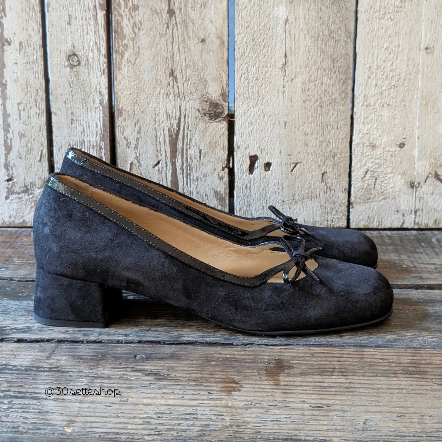 ILENIA Scarpa bassa da donna con fiocchetto e tacco largo di 30mm in camoscio e vernice nero