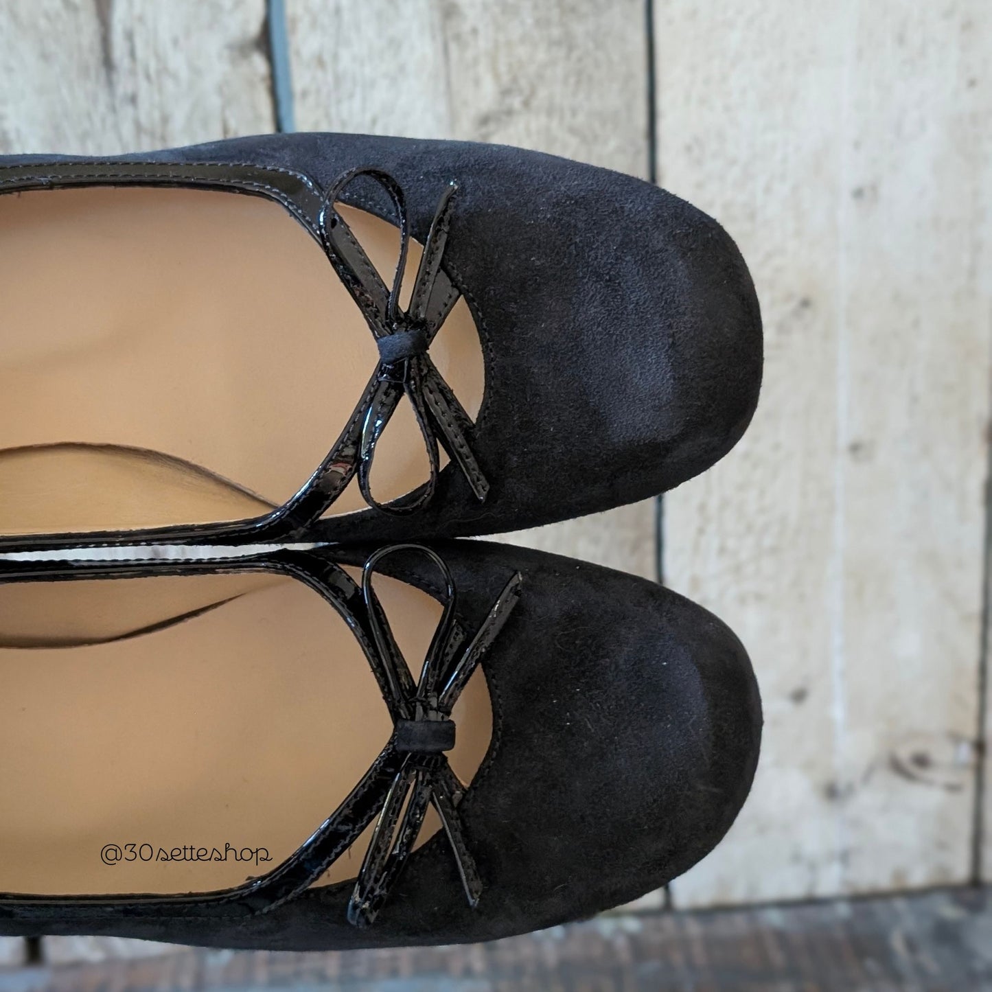 ILENIA Scarpa bassa da donna con fiocchetto e tacco largo di 30mm in camoscio e vernice nero
