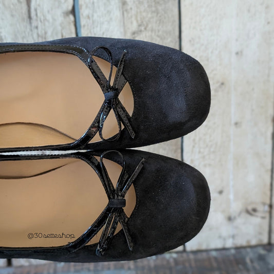 ILENIA Scarpa bassa da donna con fiocchetto e tacco largo di 30mm in camoscio e vernice nero