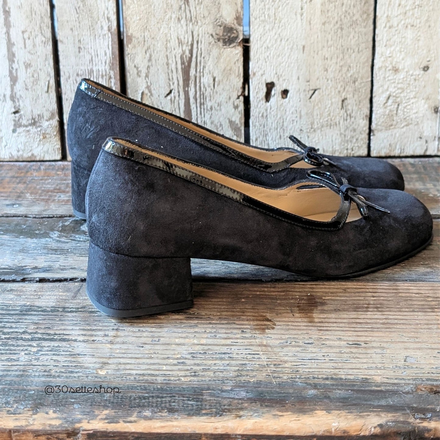 ILENIA Scarpa bassa da donna con fiocchetto e tacco largo di 30mm in camoscio e vernice nero