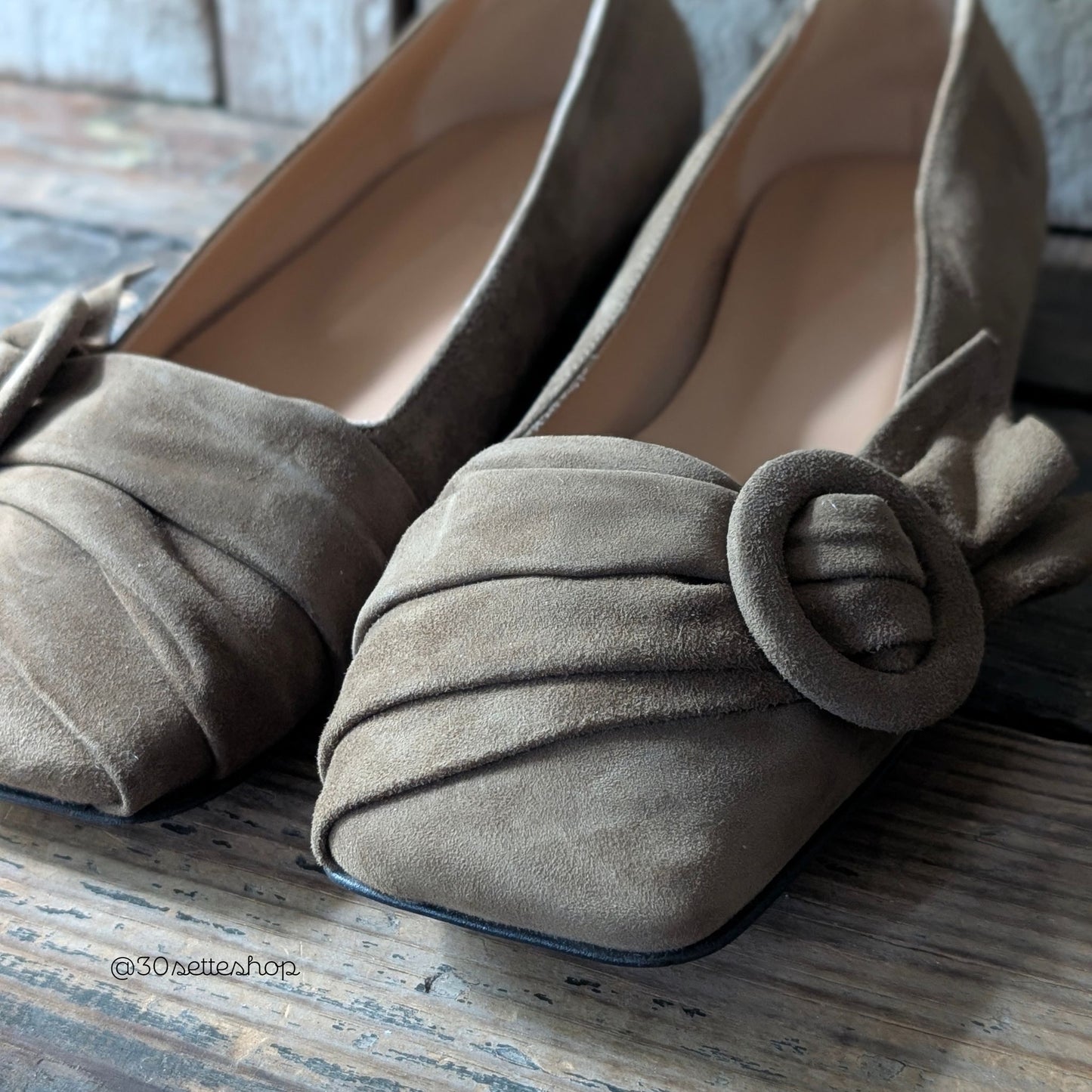 KIKO Ballerina punta quadrata tacco di 1 cm con fiocco e fibbia in camoscio cachi