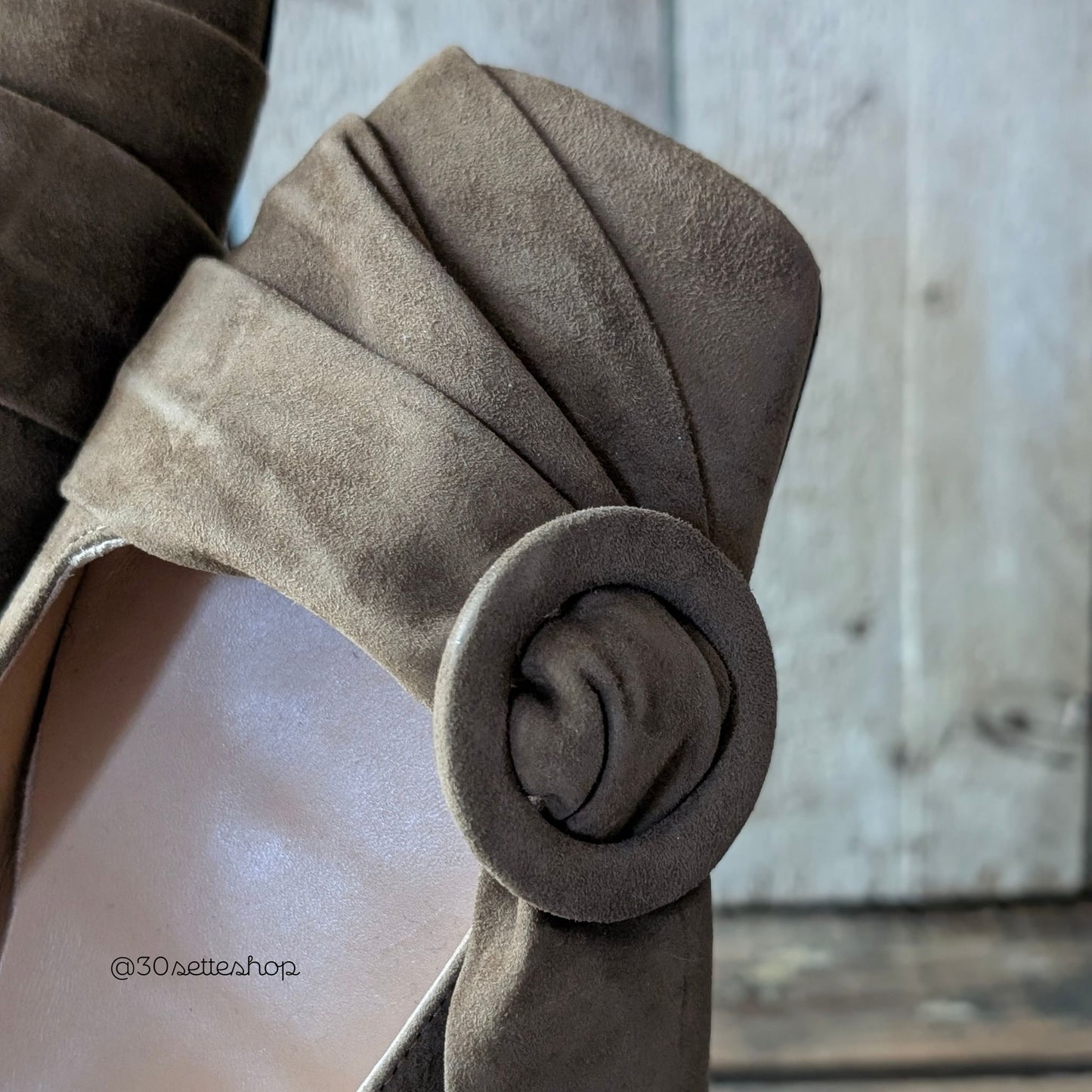 KIKO Ballerina punta quadrata tacco di 1 cm con fiocco e fibbia in camoscio cachi