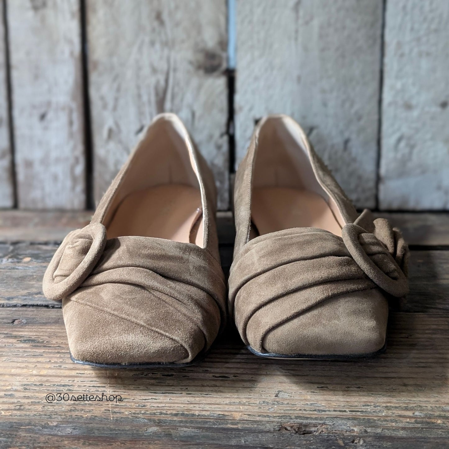 KIKO Ballerina punta quadrata tacco di 1 cm con fiocco e fibbia in camoscio cachi