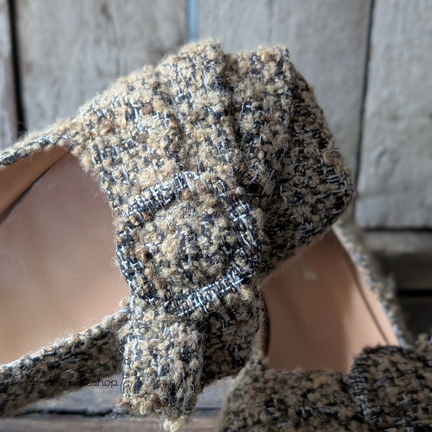 KIKO Ballerina punta quadra con tacco di 1 cm con fiocco e fibbia in lana nocciola