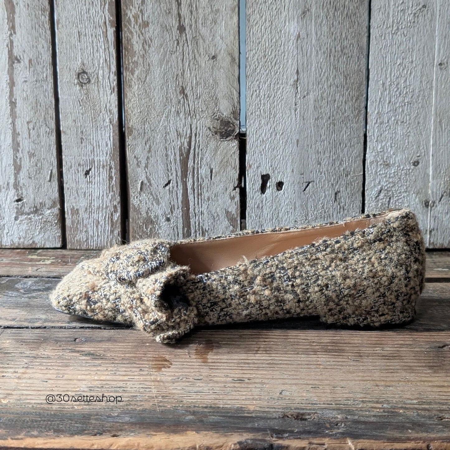 KIKO Ballerina punta quadra con tacco di 1 cm con fiocco e fibbia in lana nocciola