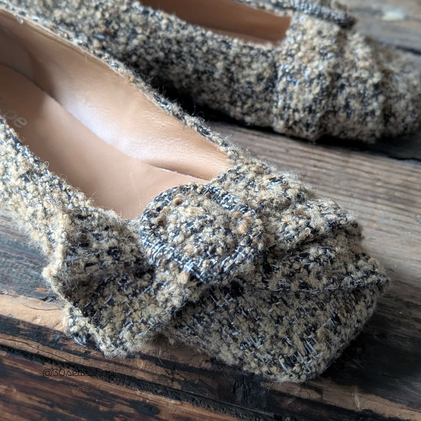 KIKO Ballerina punta quadra con tacco di 1 cm con fiocco e fibbia in lana nocciola