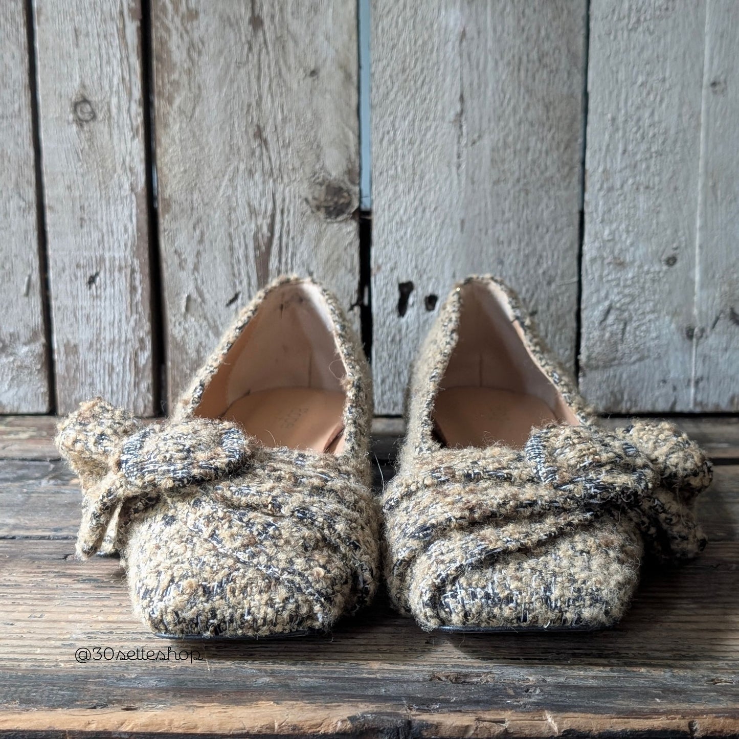 KIKO Ballerina punta quadra con tacco di 1 cm con fiocco e fibbia in lana nocciola