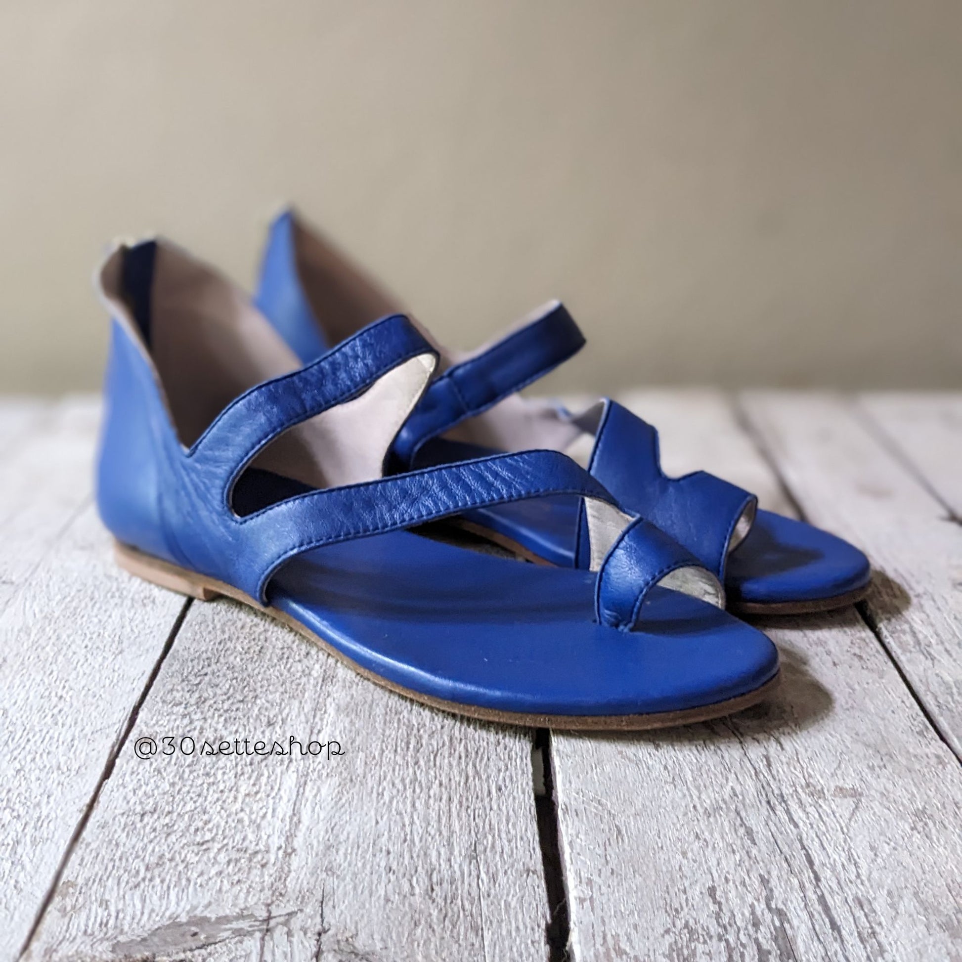 Sandalo flat ballerina infradito con tacco zeppa di 3 cm in morbida nappa bluette da cerimonia artigianale