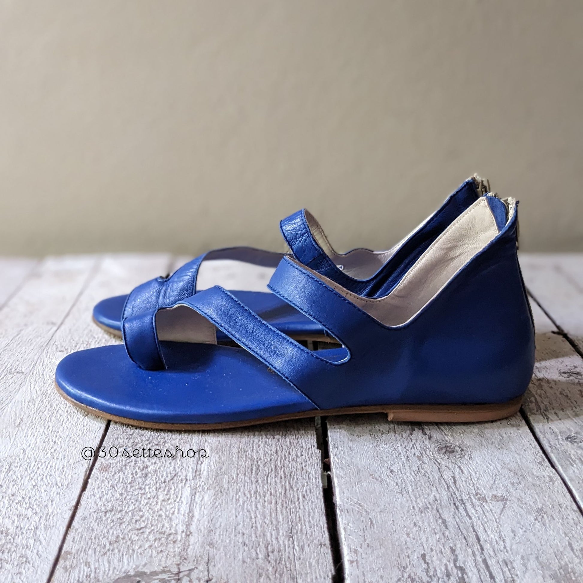 Sandalo flat ballerina infradito con tacco zeppa di 3 cm in morbida nappa bluette da cerimonia artigianale