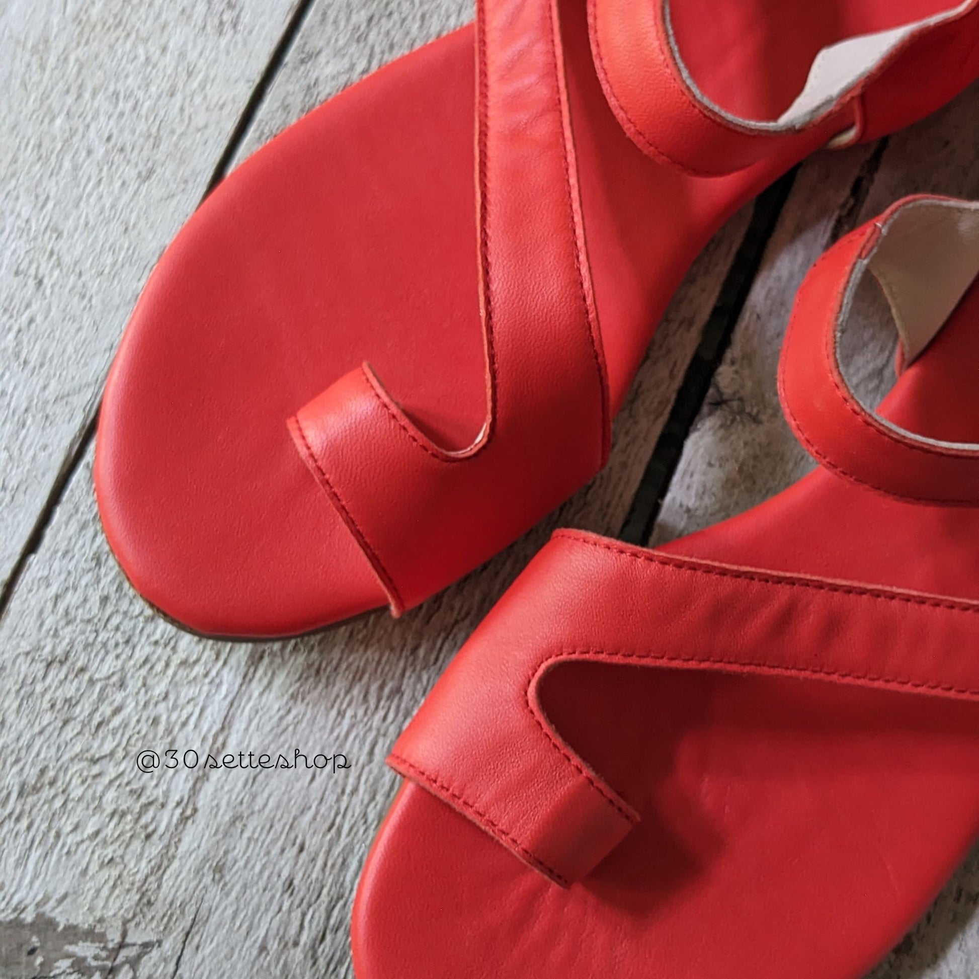 Sandalo flat ballerina infradito sottopiede imbottito in morbida nappa corallo da cerimonia artigianale