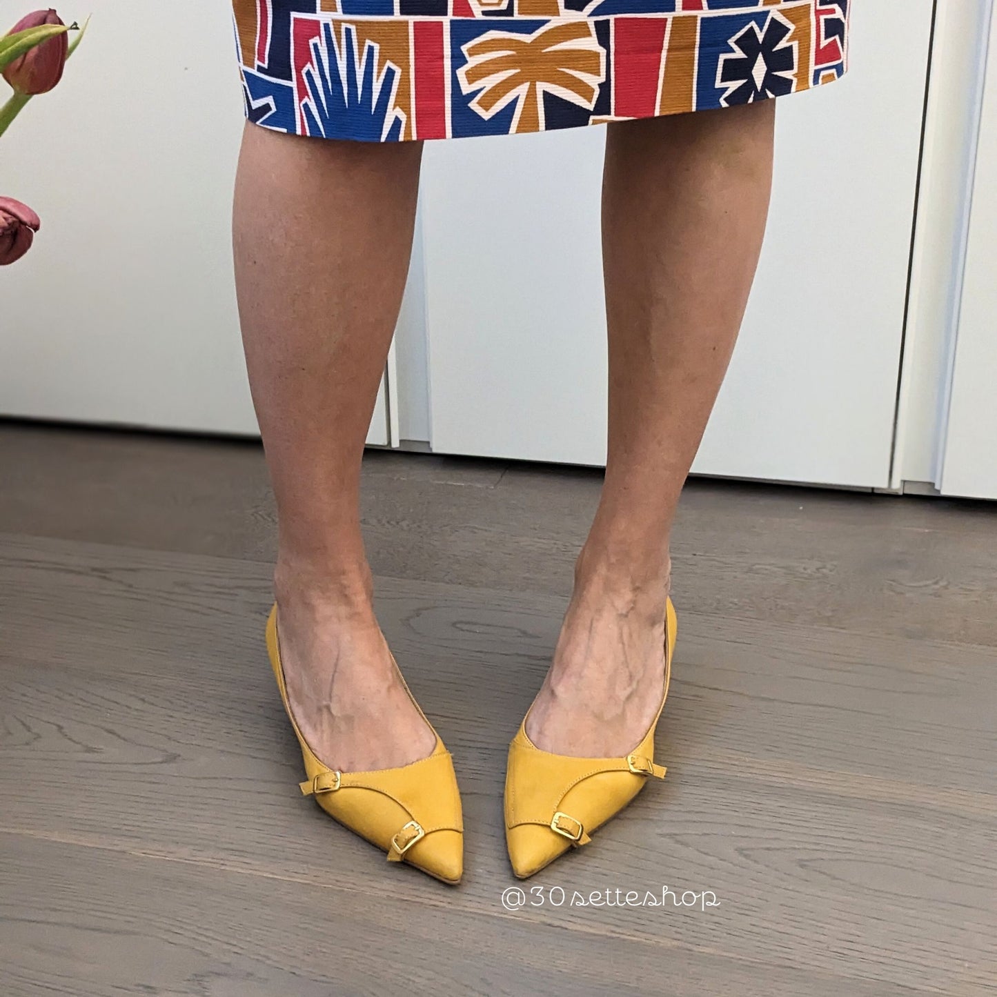 lisa décolleté in camoscio senape con punta sfilata e mascherina chiusa con doppio cinturino tacco a coda di rondine cm 3 con base di appoggio larga e stabile