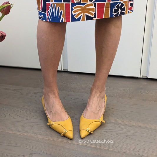 lisa décolleté in camoscio senape con punta sfilata e mascherina chiusa con doppio cinturino tacco a coda di rondine cm 3 con base di appoggio larga e stabile