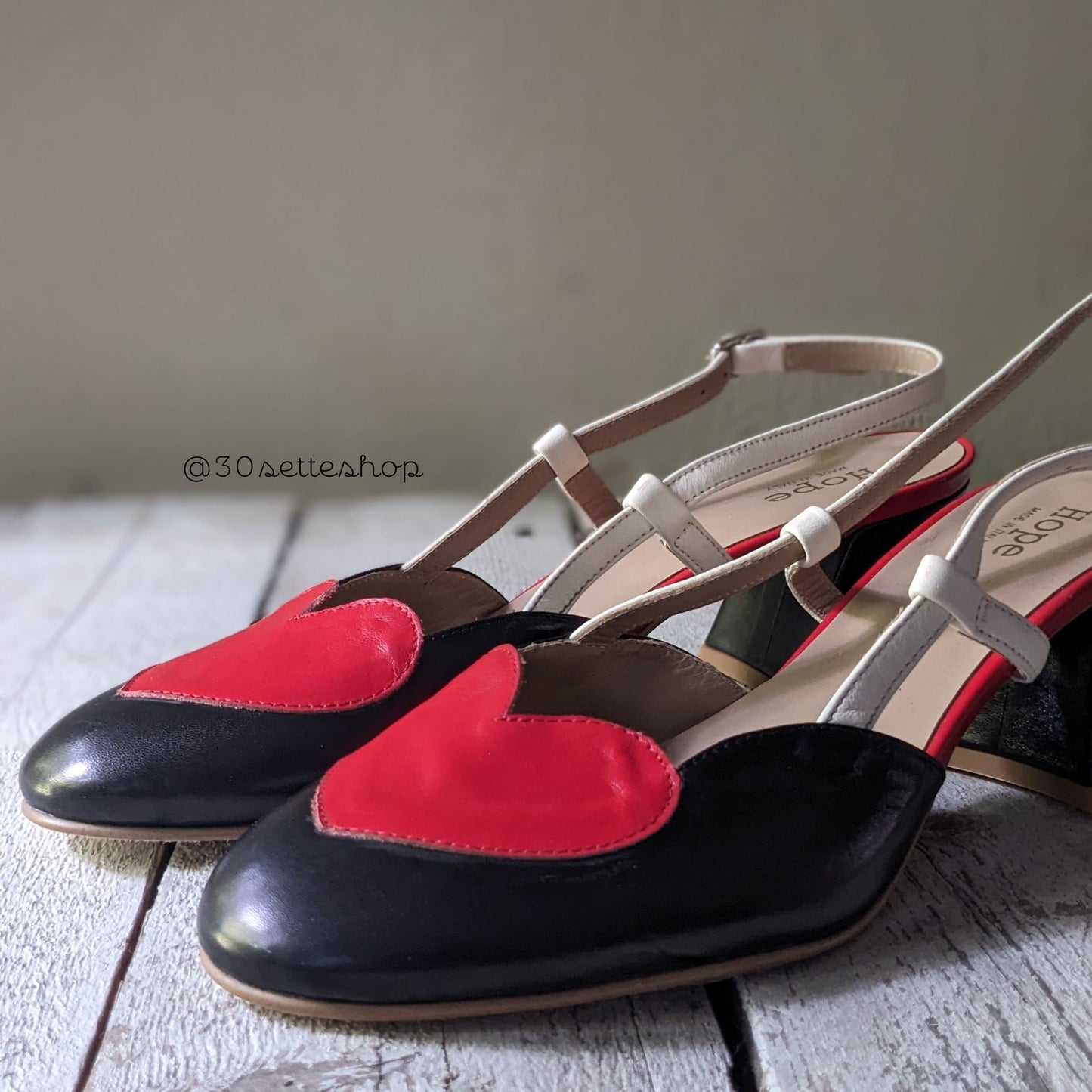 lola-decollete-slingback-forma-tonda-con-cuore-in-pelle-rosso-nero-e-panna-da-cerimonia-con-tacco-di-5-cm-artigianale