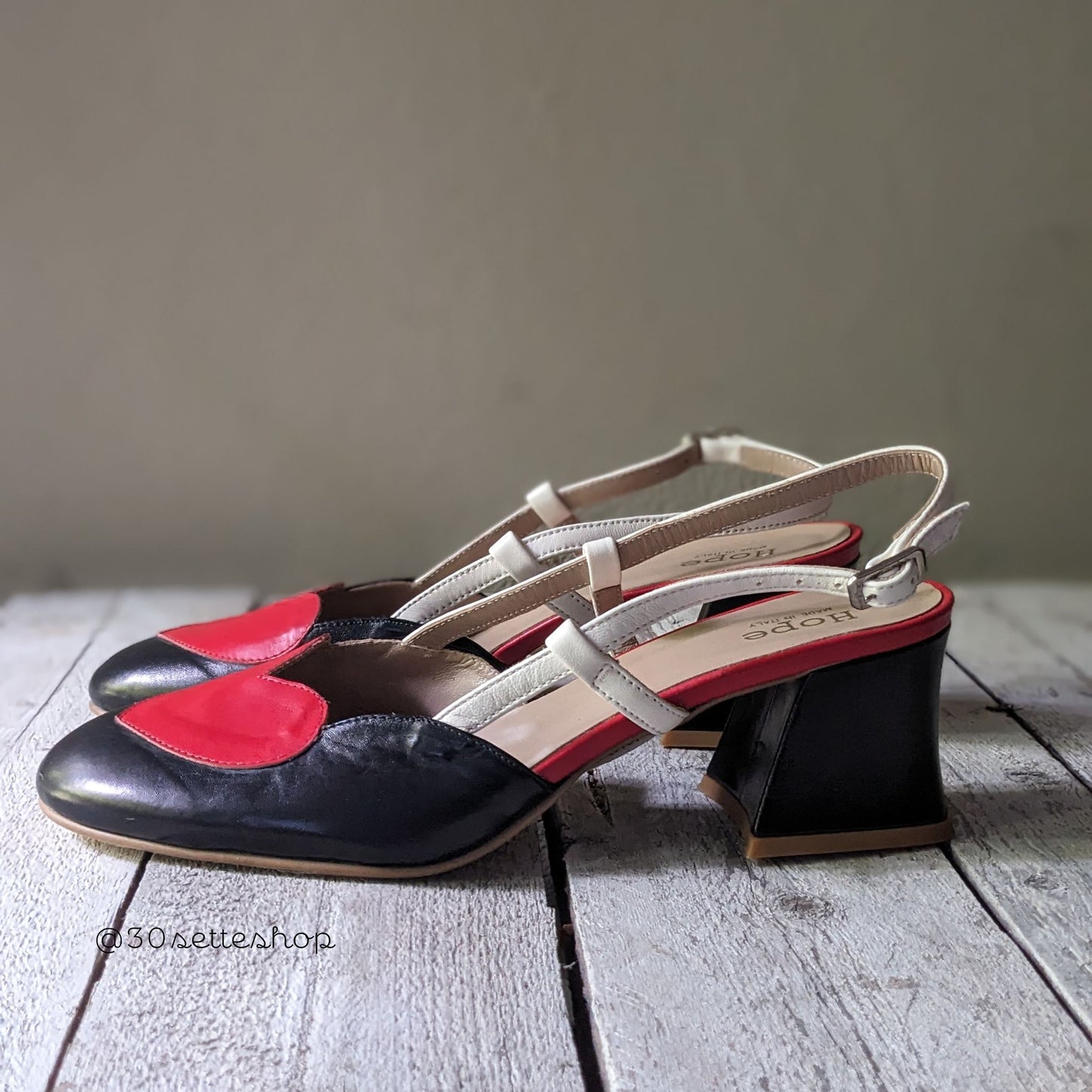 lola-decollete-slingback-forma-tonda-con-cuore-in-pelle-rosso-nero-e-panna-da-cerimonia-con-tacco-di-5-cm-artigianale