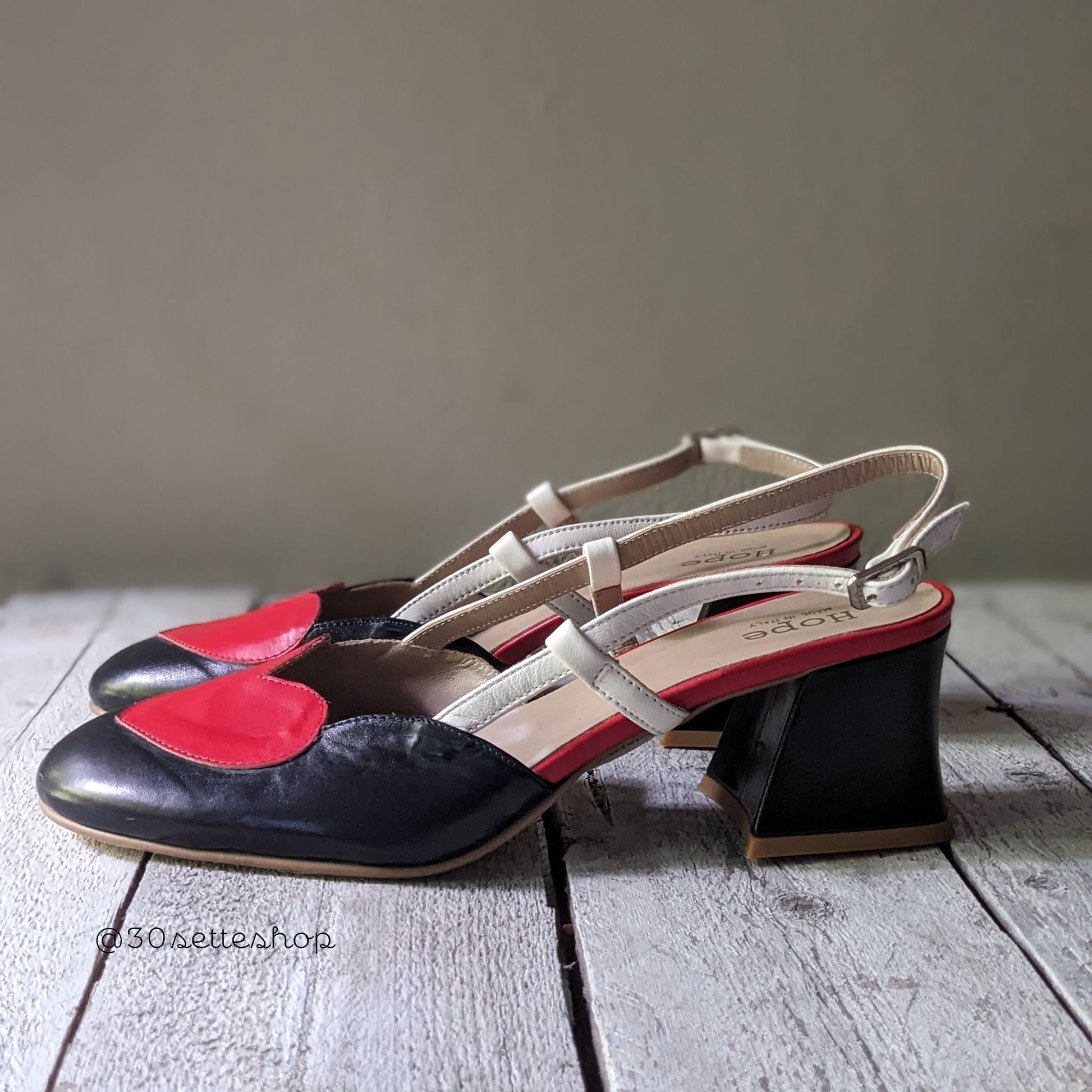 lola-decollete-slingback-forma-tonda-con-cuore-in-pelle-rosso-nero-e-panna-da-cerimonia-con-tacco-di-5-cm-artigianale