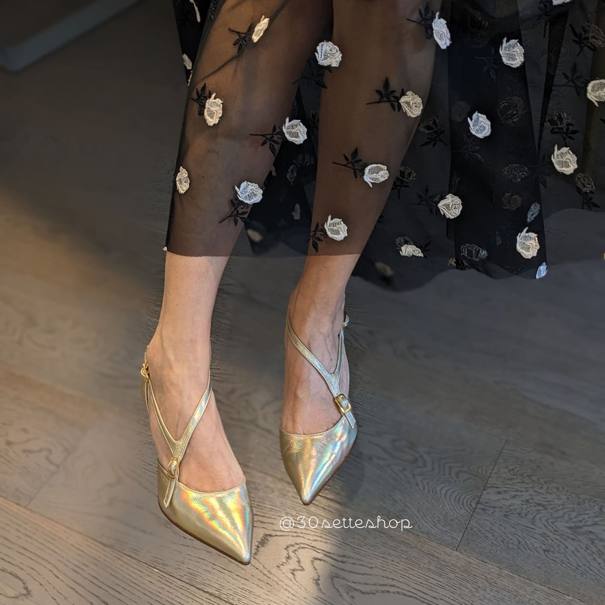 décolleté in pelle aurora sand cangiante con punta sfilata e cinturini asimmetrici e tacco 7 cm