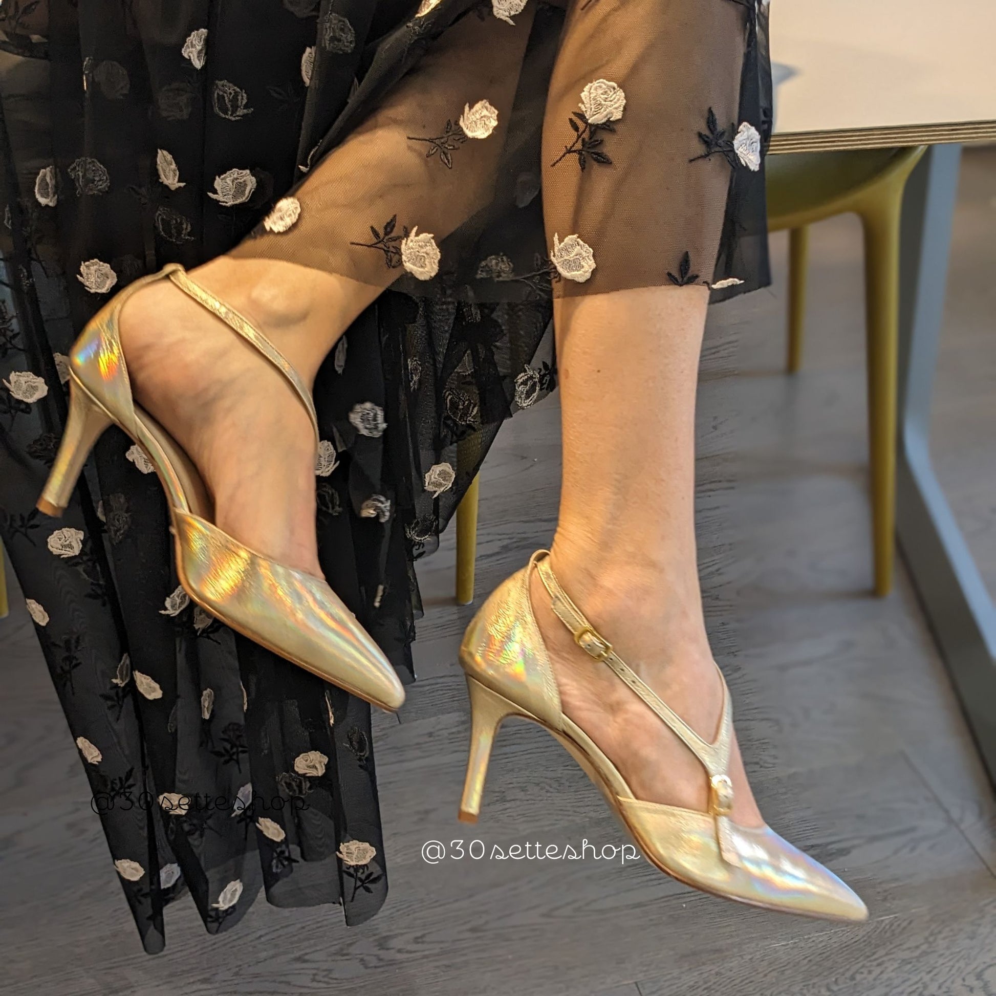 décolleté in pelle aurora sand cangiante con punta sfilata e cinturini asimmetrici e tacco 7 cm