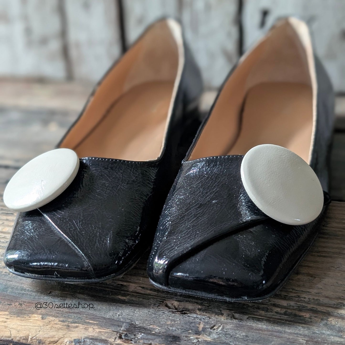 LEA Ballerina punta quadrata tacco di 1 cm in naplak nero e accessorio in naplak panna