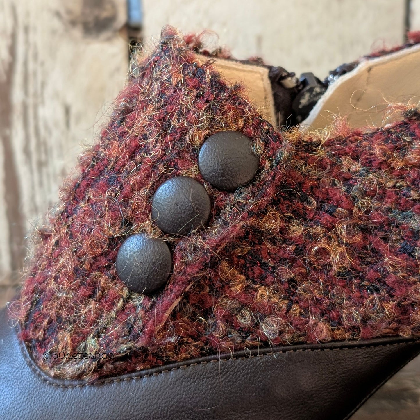 LORENZA Scarpa al malleolo con tacco di 70 mm in tessuto bouclé base ruggine e nappa testa di moro.