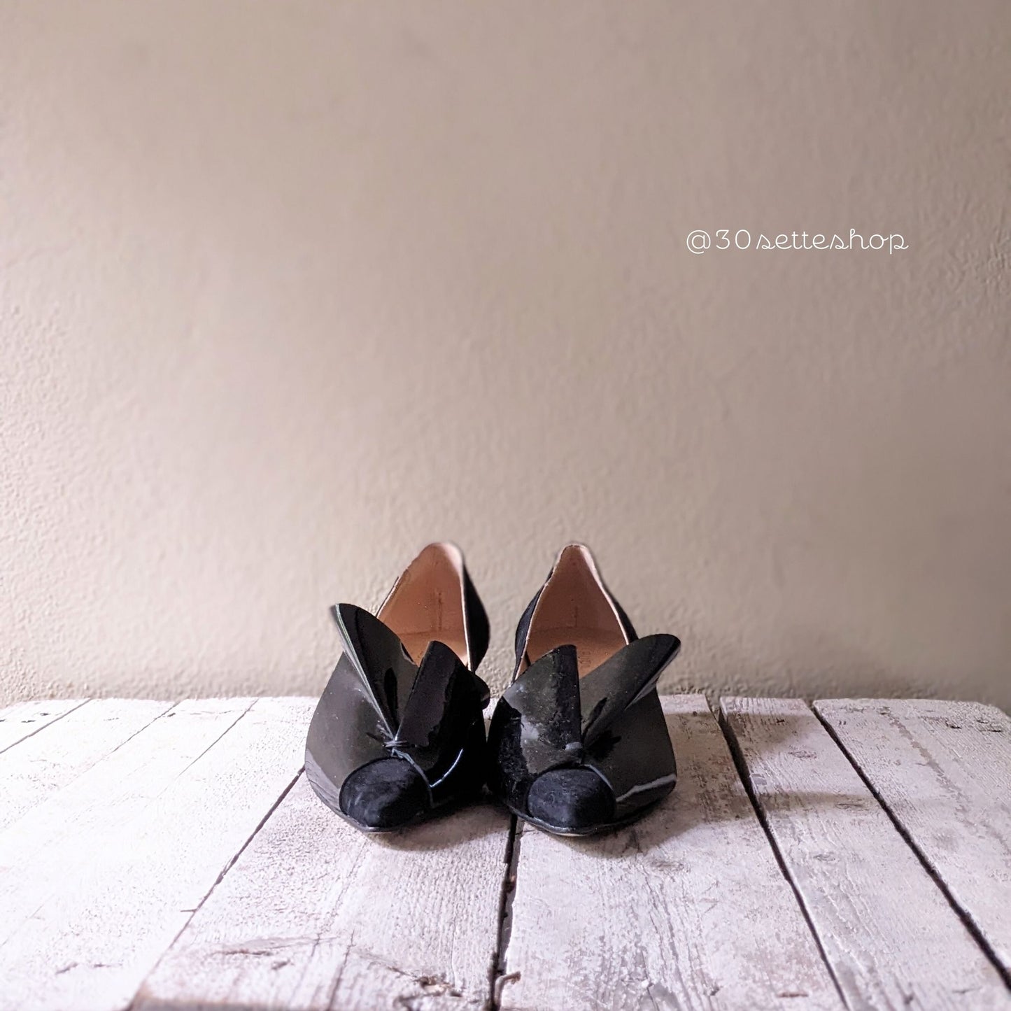marta-bimateriale-decollete-kitten-rouches-camoscio-vernice-nero-tacco-3cm-artgianale
