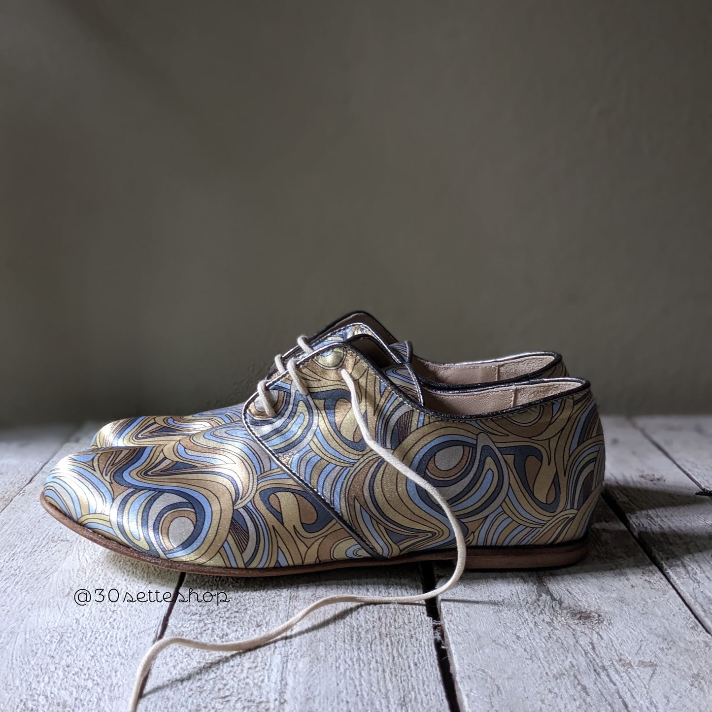 miranda-pantofola-scarpa bassa derby-tessuto-fantasia-giallo-ocra-azzurro-ceruleo- con zeppa di 3 cm da cerimonia artigianale mannish style