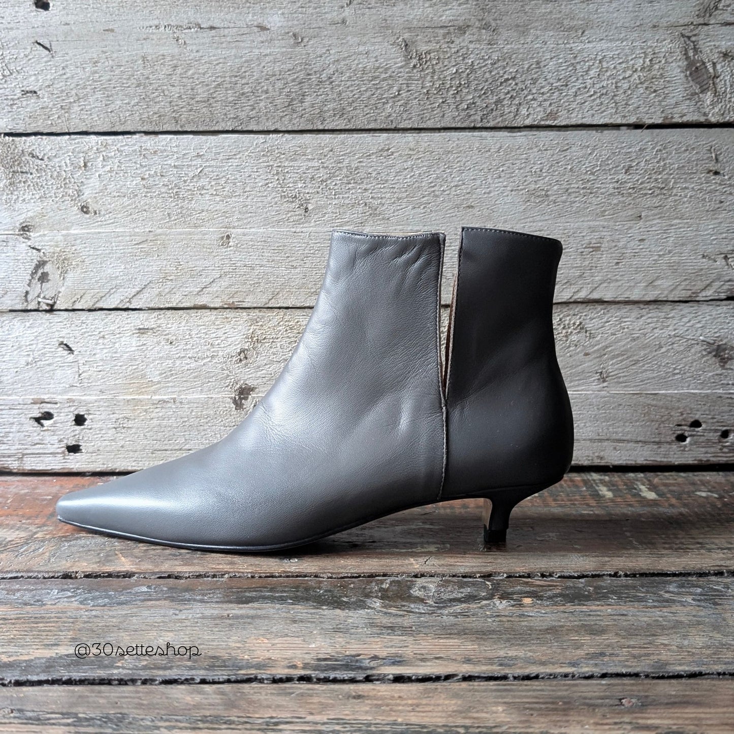 MAIKA Stivaletto kitten heels a punta con spacchi laterali e tacco sottile di 30mm in nappa grigio