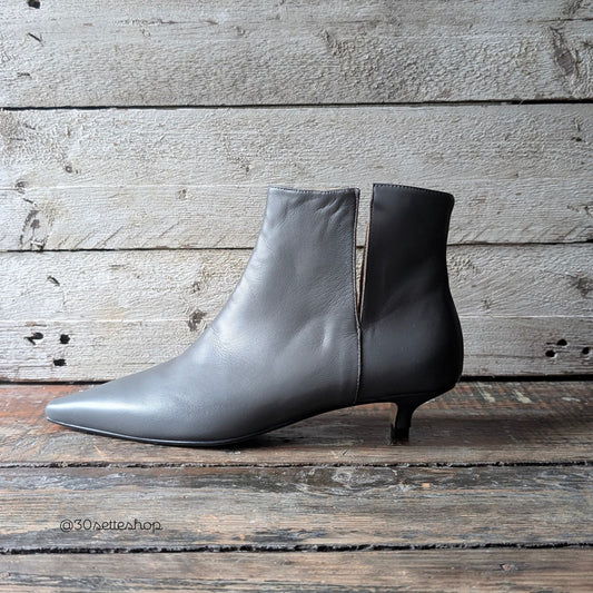 MAIKA Stivaletto kitten heels a punta con spacchi laterali e tacco sottile di 30mm in nappa grigio