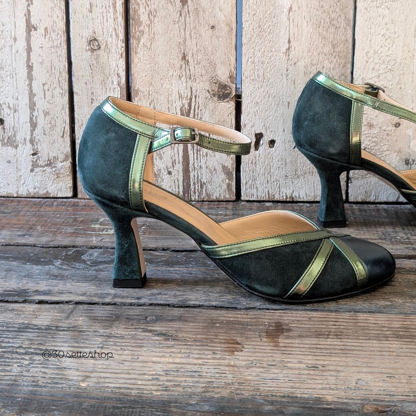 MILOS Décolleté Ankle Strap con tacco medio di 70mm in laminato blu, camoscio bosco e specchio verde