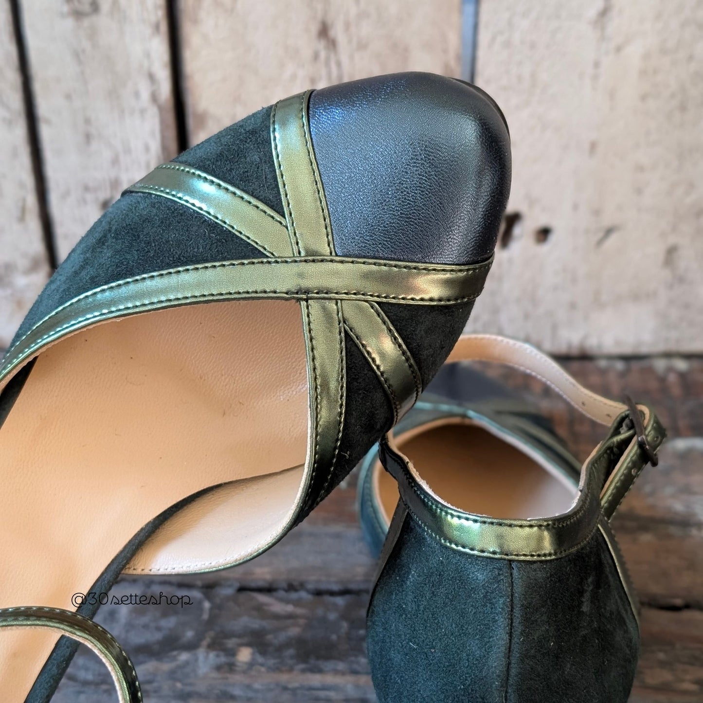 MILOS Décolleté Ankle Strap con tacco medio di 70mm in laminato blu, camoscio bosco e specchio verde