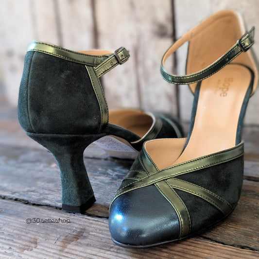 MILOS Décolleté Ankle Strap con tacco medio di 70mm in laminato blu, camoscio bosco e specchio verde