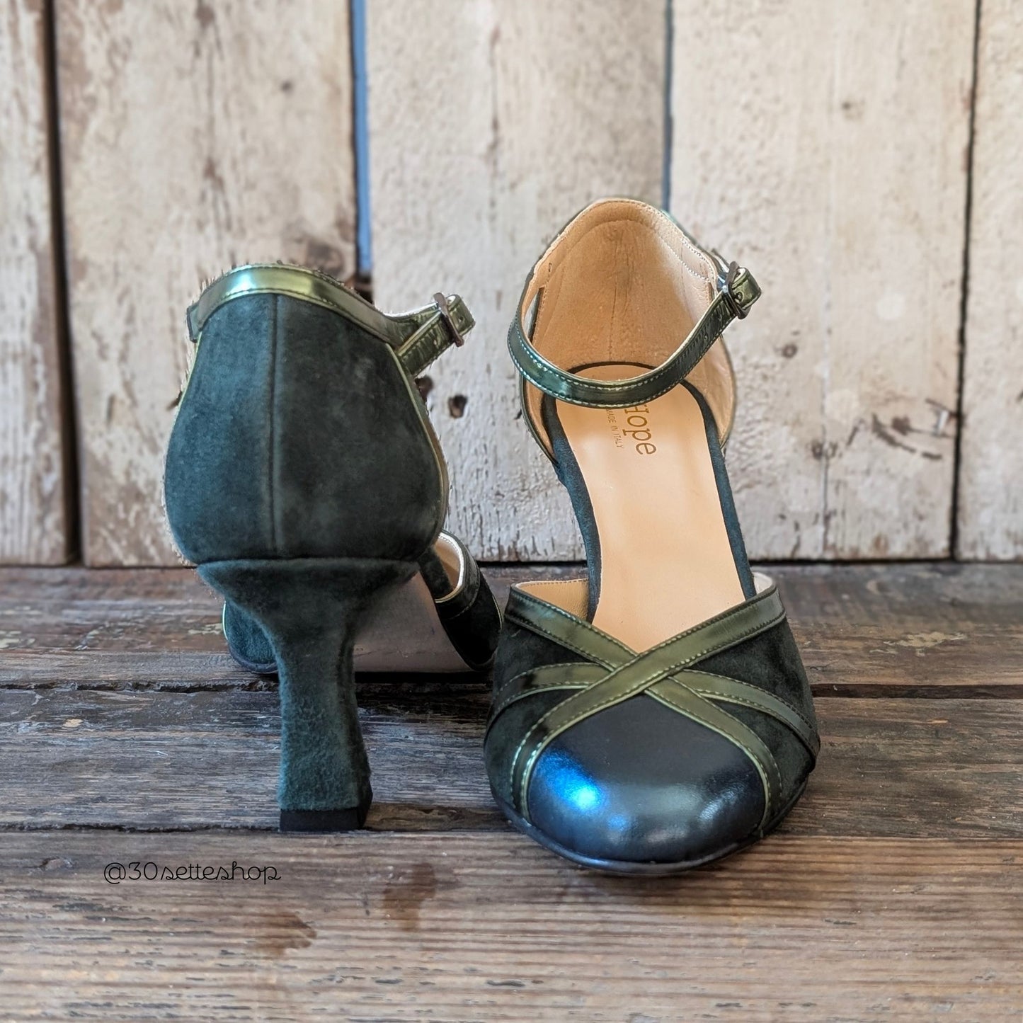 MILOS Décolleté Ankle Strap con tacco medio di 70mm in laminato blu, camoscio bosco e specchio verde