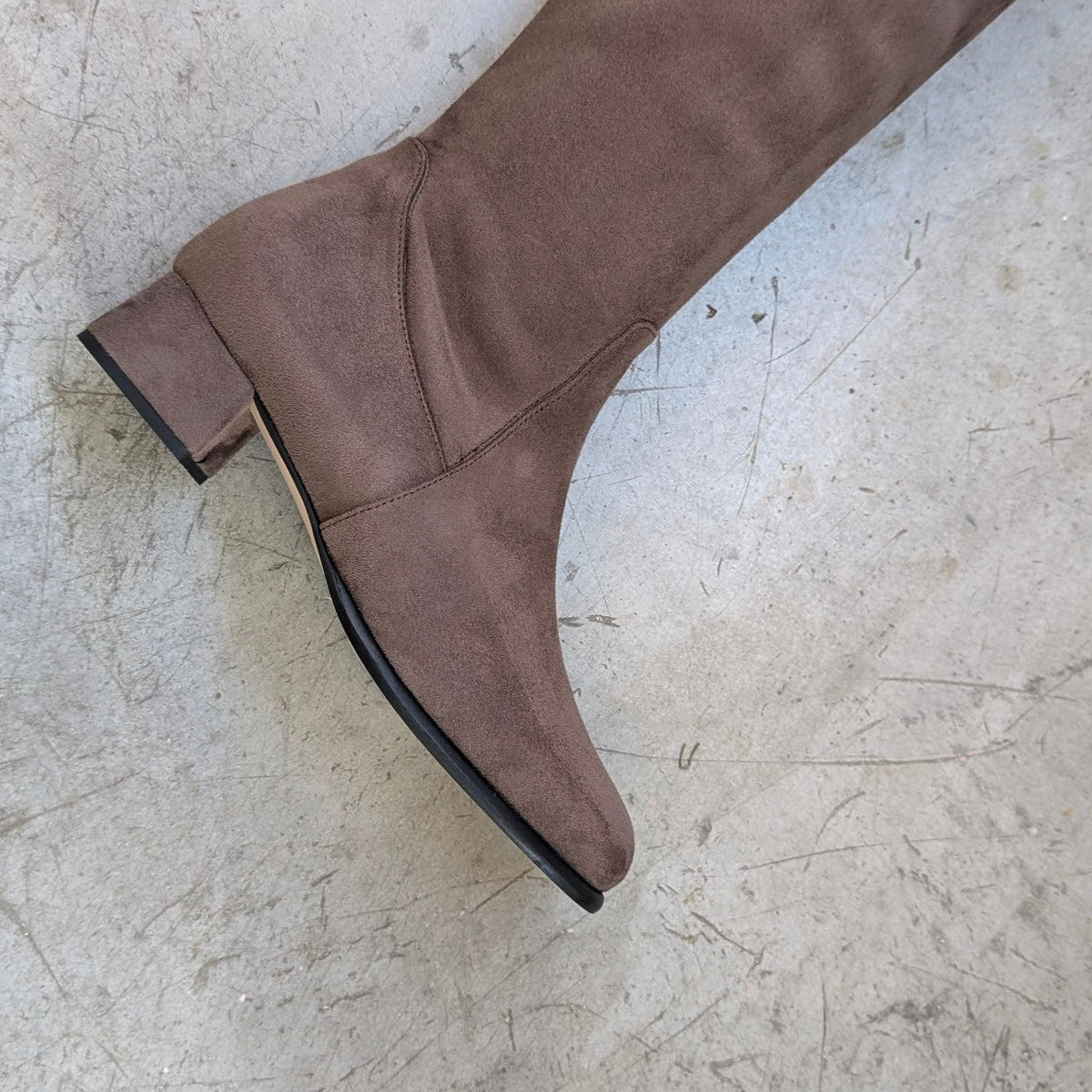 NADIA Stivale Cuissard con tacco largo 50 mm in camoscio elasticizzato tortora