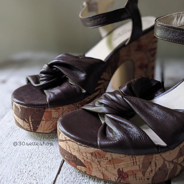 Sandalo in morbida nappa cioccolata con tacco a zeppa in sughero alto cm 4 sul davanti, tacco di cm 10 per una altezza reale di 6 cm artigianale 