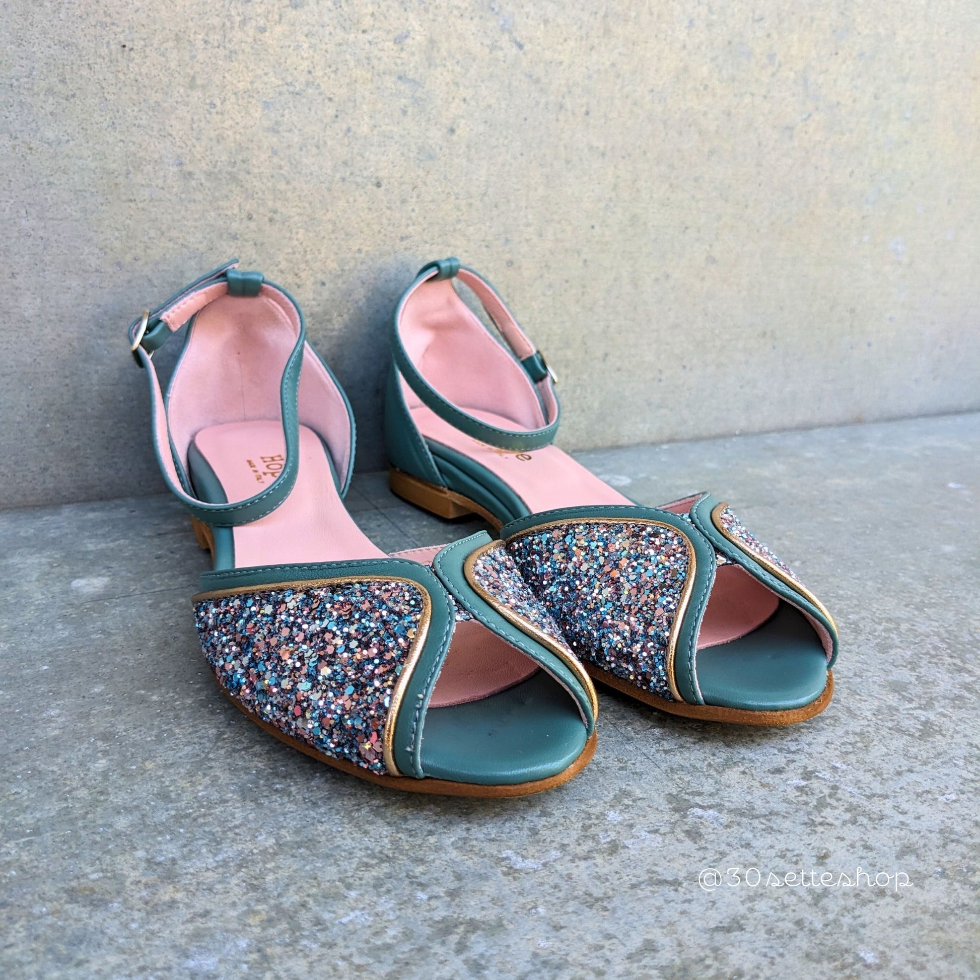 Ballerina spezzata in glitter, nappa tempesta e laminato ottone antico. Bassa ma non flat grazie al fussbet interno che al tallone misura quasi 3 cm