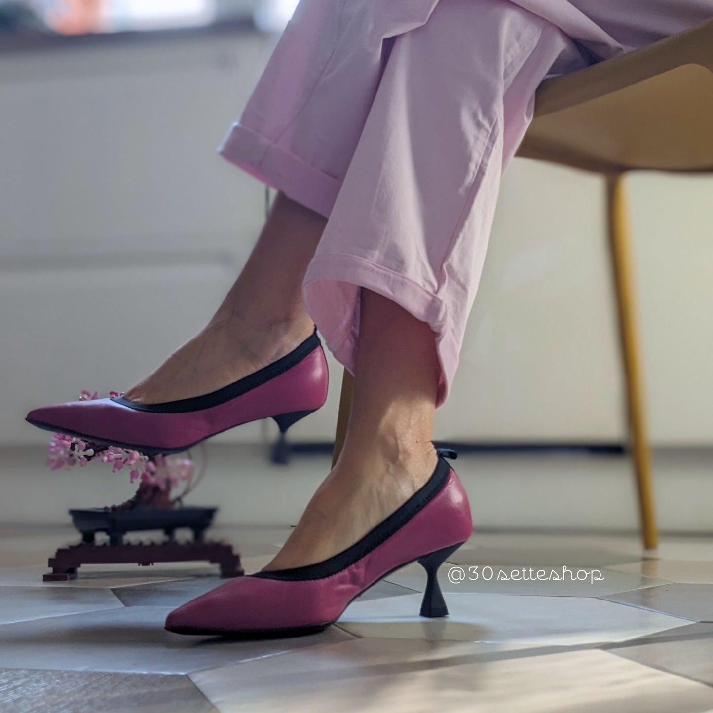 Chiara decollete in pelle color ciclamino con tacco di 5 cm elastico nero a contrasto e fondo gomma flessibilissimo