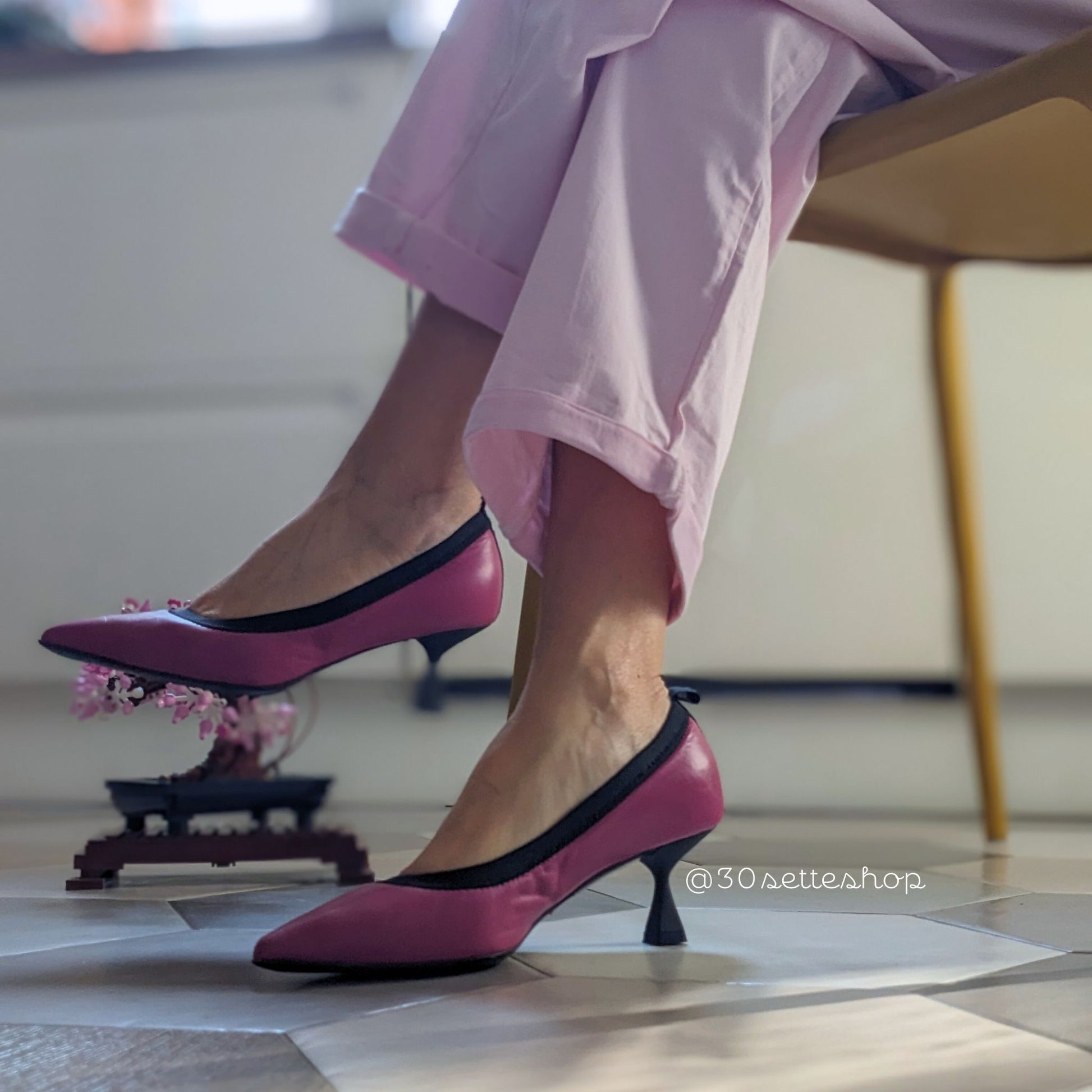 Chiara decollete in pelle color ciclamino con tacco di 5 cm elastico nero a contrasto e fondo gomma flessibilissimo