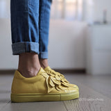 Sneakers con maxi fiore a rilievo in morbidissima nappa giallo e suola in tinta con fussbett estraibile con zeppa di 3 cm